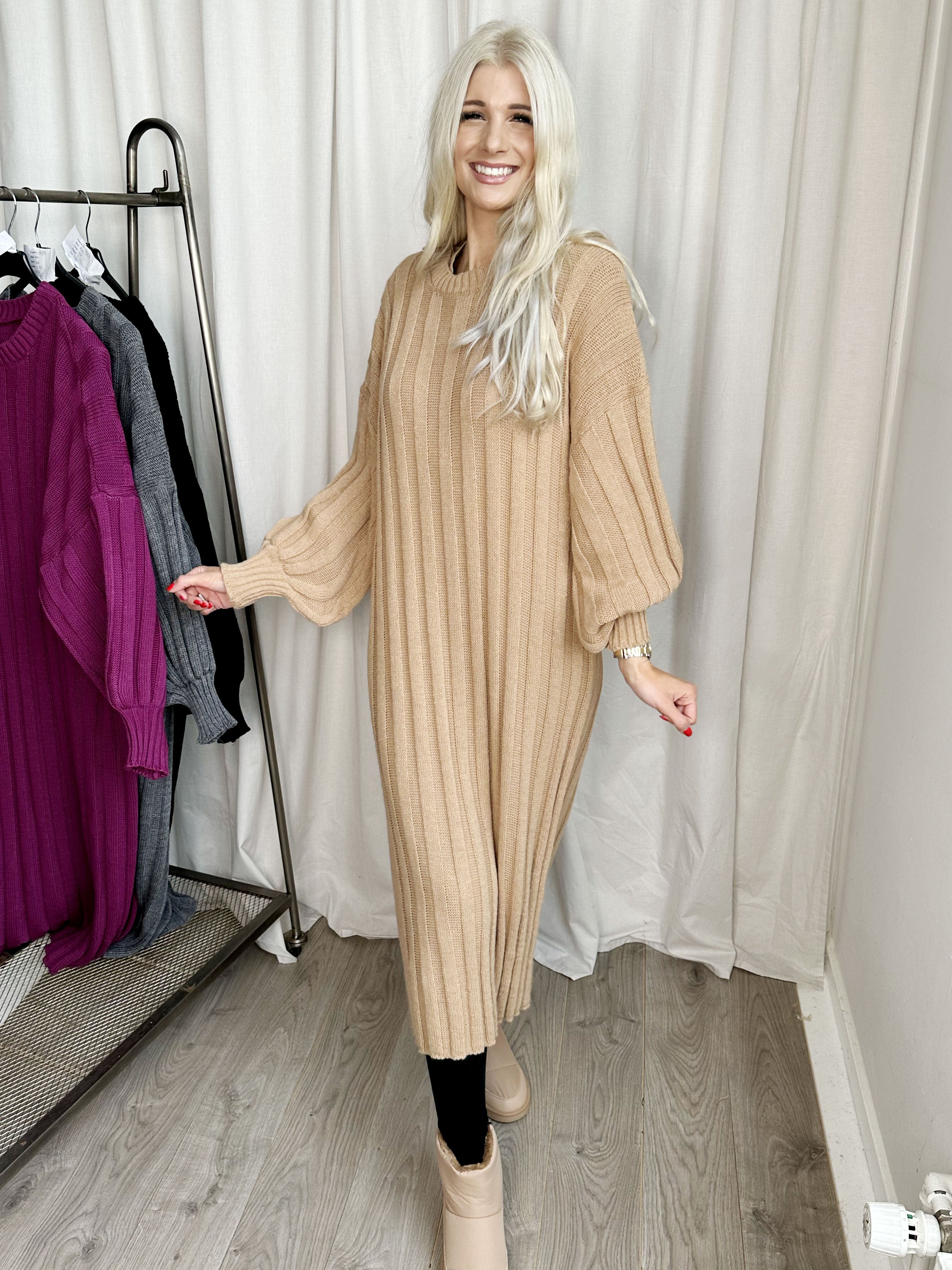 Ava - Lang strikkjole med ballonærmer